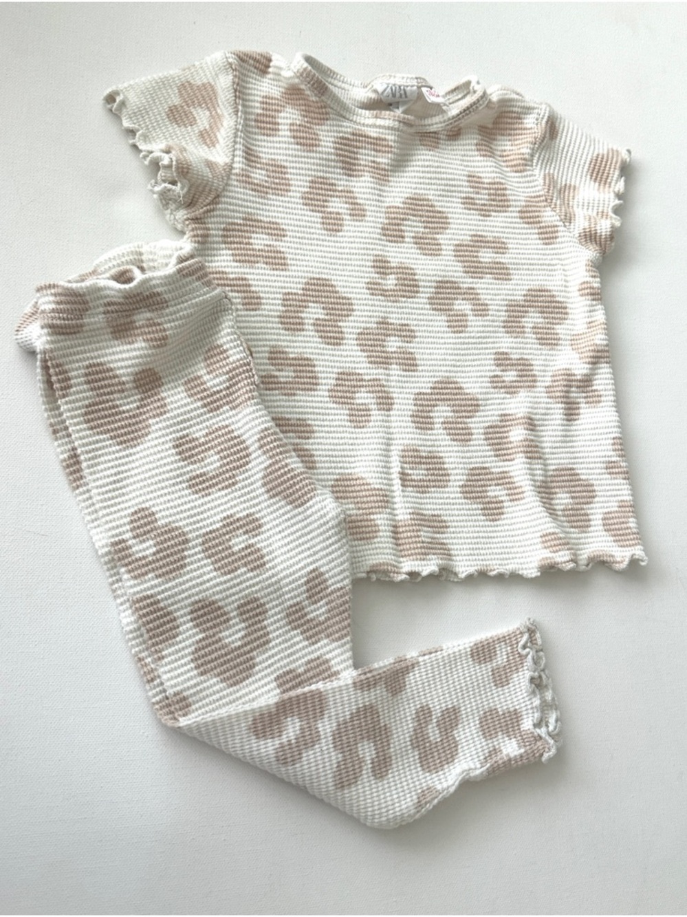 Zara baby girl’s outfit features a textured waffle-knit fabric.  Size 2-3T.